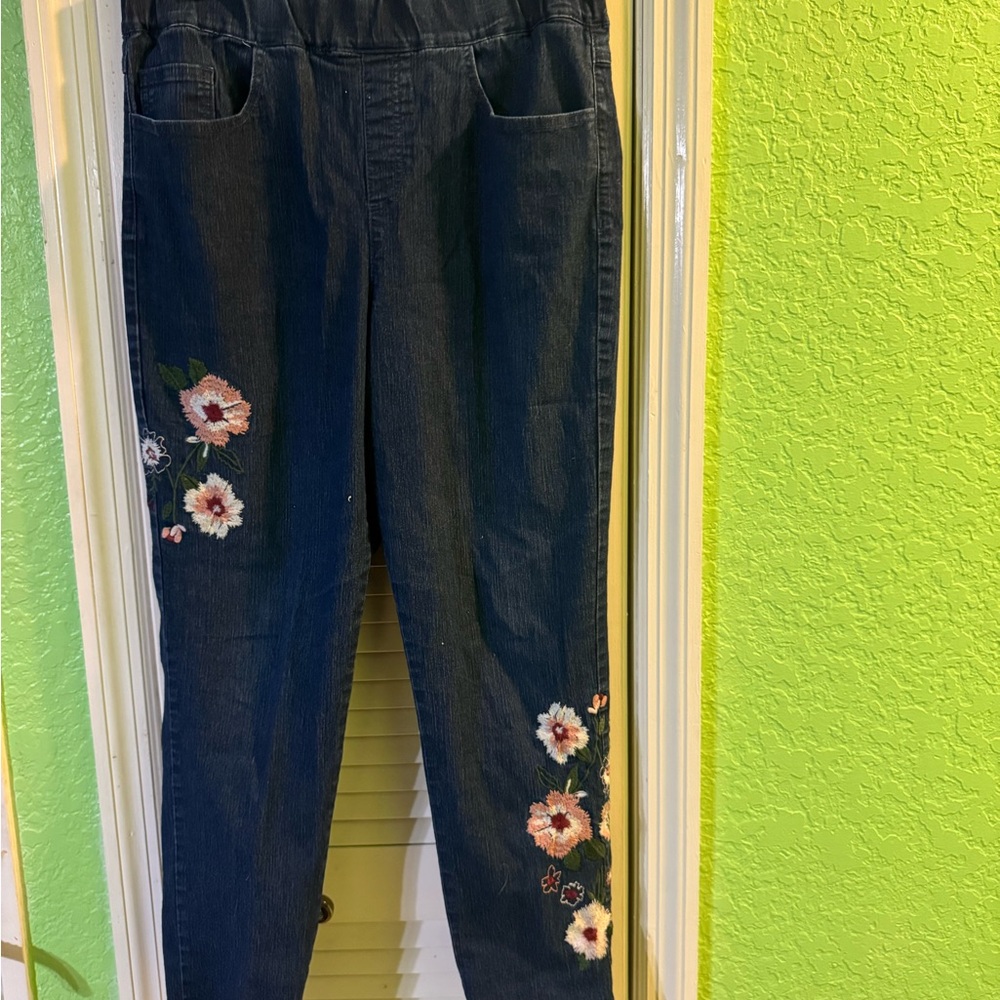 Elegant Floral Embroidered Straight Leg Jeans